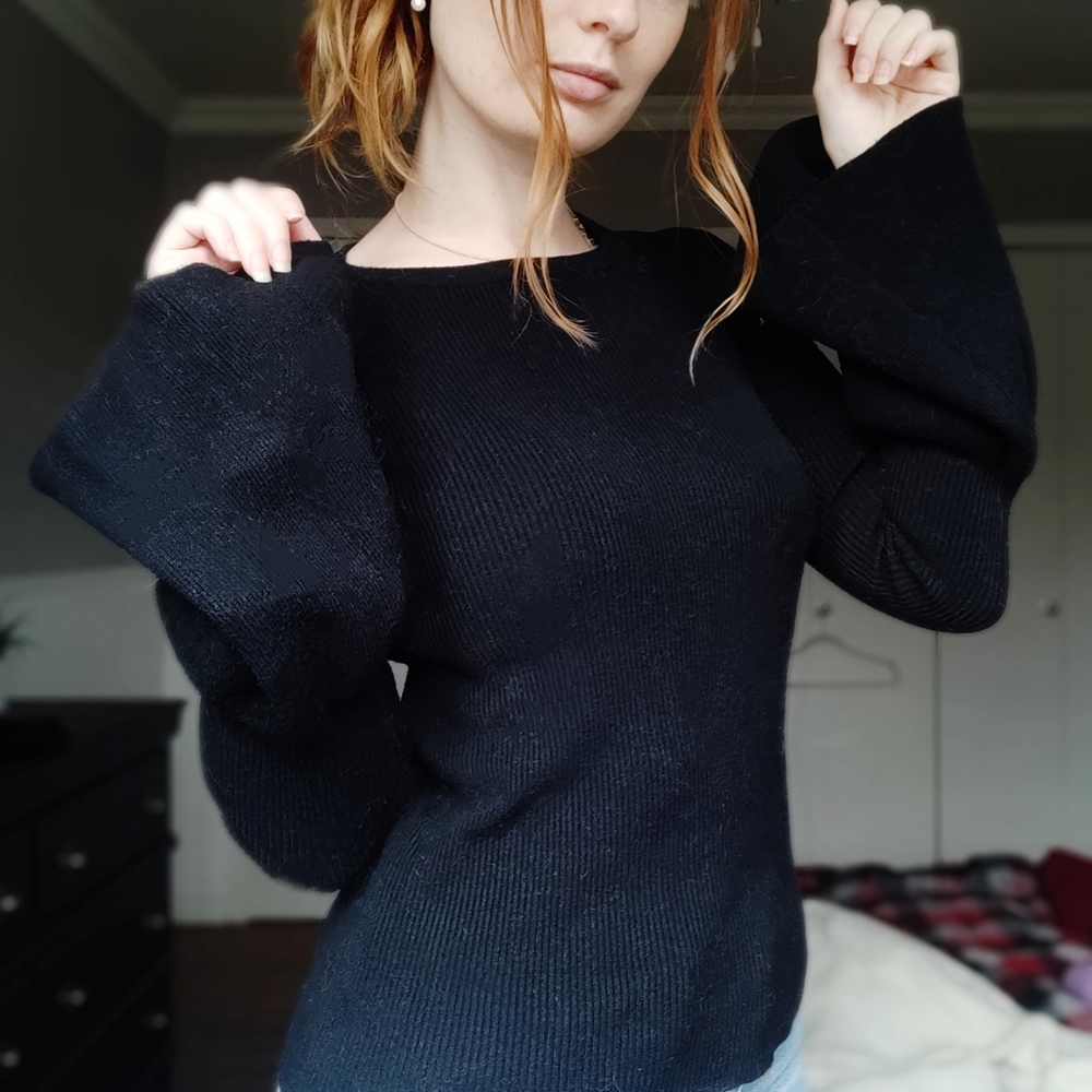 Haut noir à longues manches évasées